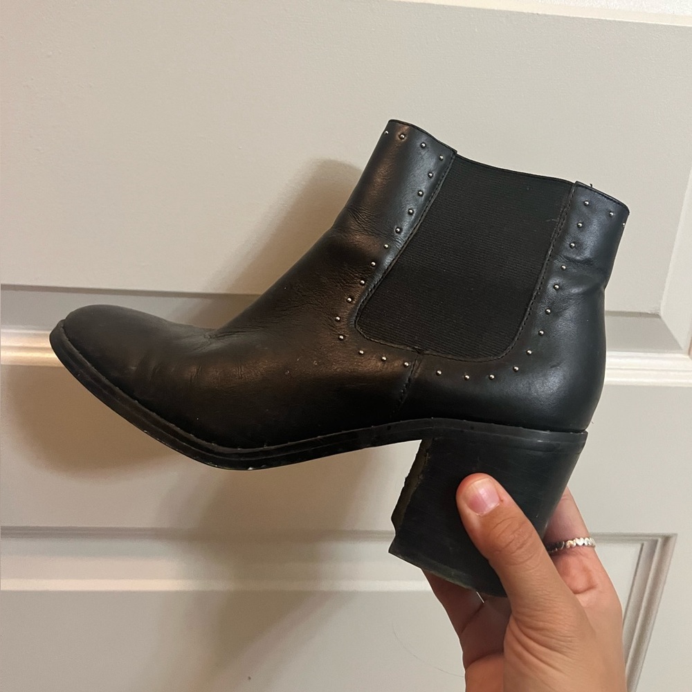 Black leather Steve Madden booties